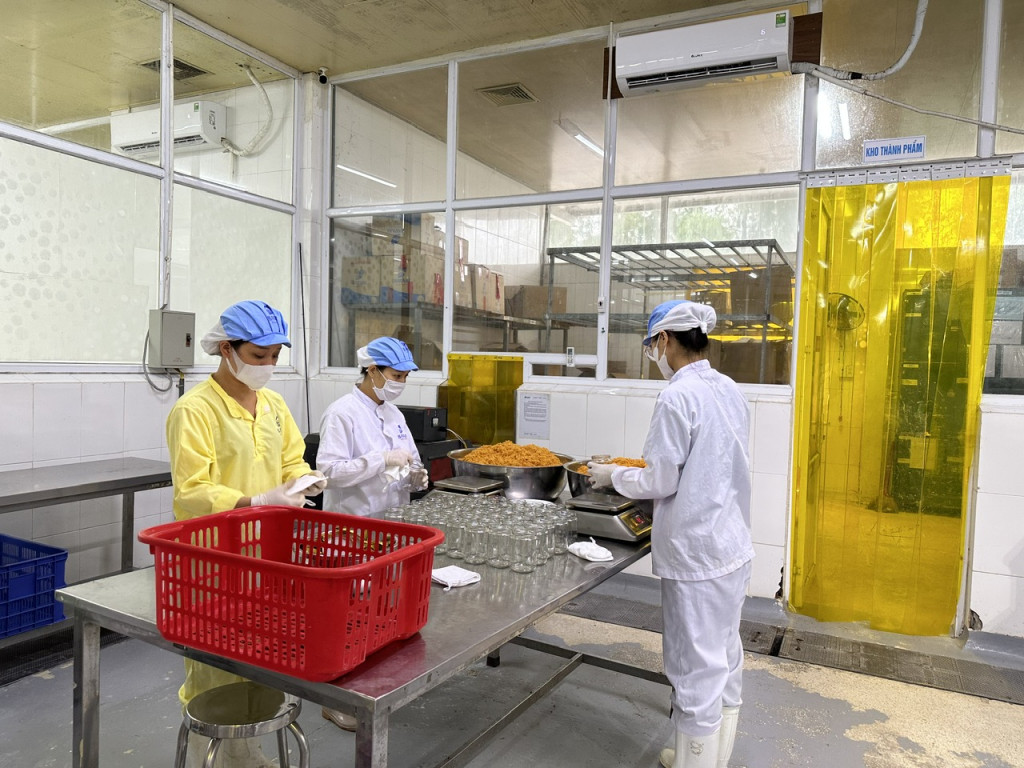 Công nhân đóng gói sản phẩm ruốc hàu tại Công ty TNHH Sản xuất và Thương mại thủy sản Quảng Ninh.